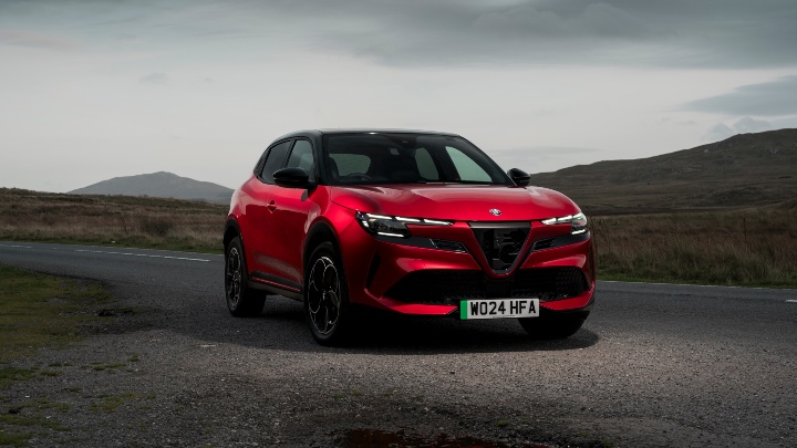 Alfa Romeo Junior Elettrica red front right 