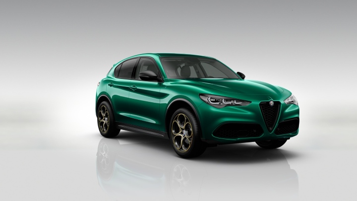 Green Alfa Romeo Stelvio Intensa