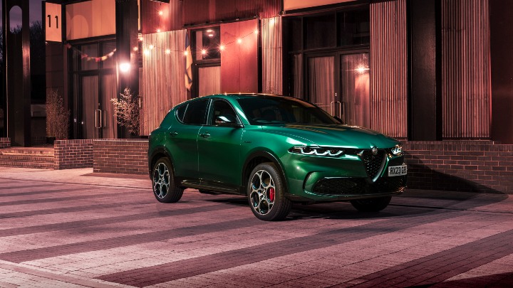 Green Alfa Romeo Tonale front left static