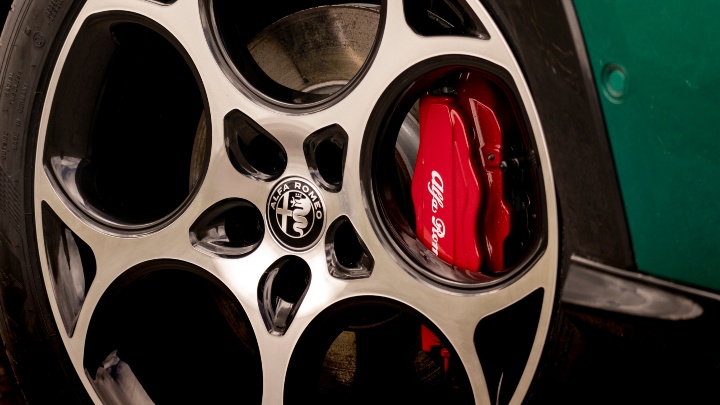 Green Alfa Romeo Tonale close up wheel red brake caliper
