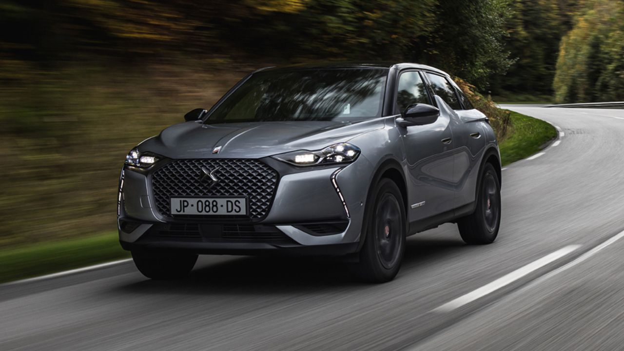Silver DS Crossback E-TENSE driving on the motorway