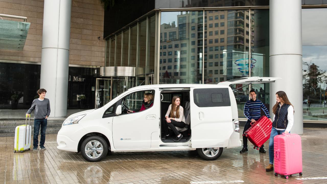 Nissan EV-200 with passengers