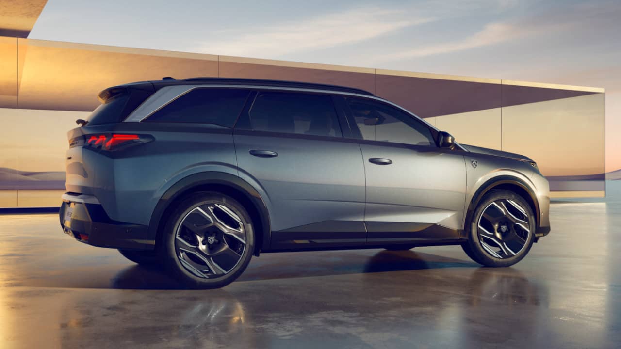 Peugeot e-5008 Side Profile