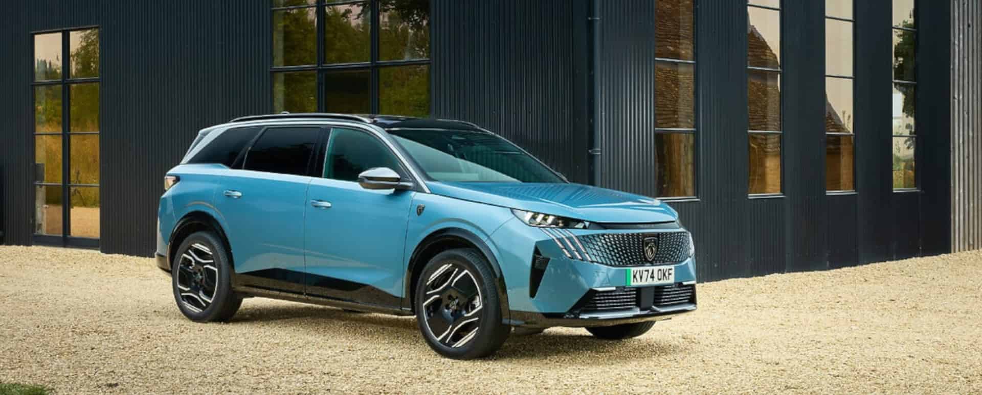 Peugeot e-5008 Front Angle Blue