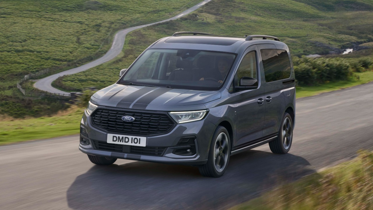 Ford Grand Tourneo Connect, driving in the countryside