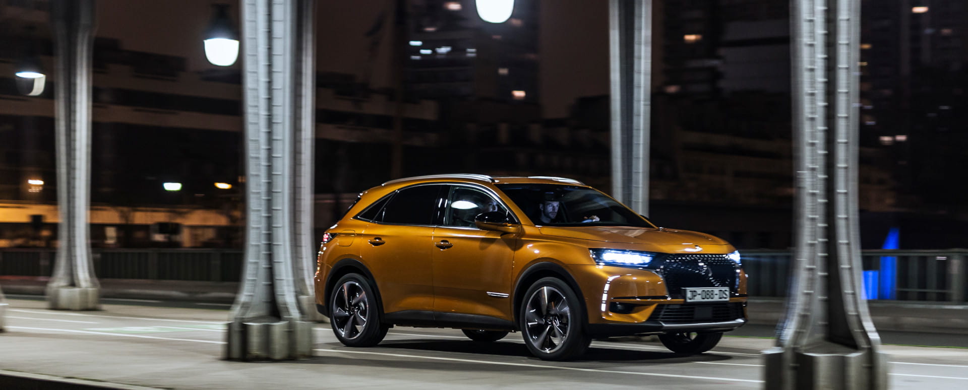 DS 7 Exterior Front Driving