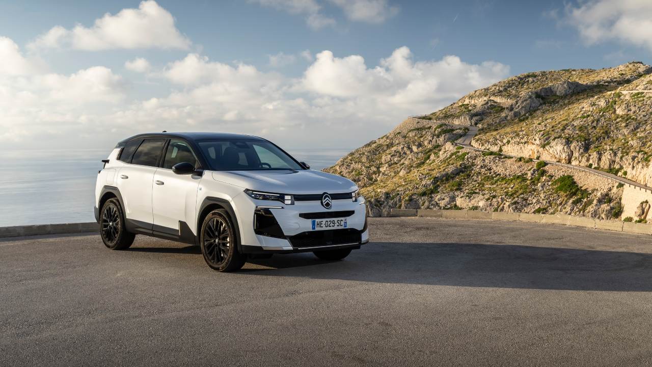 Citroen E-C5 AIRCROSS parked near mountains