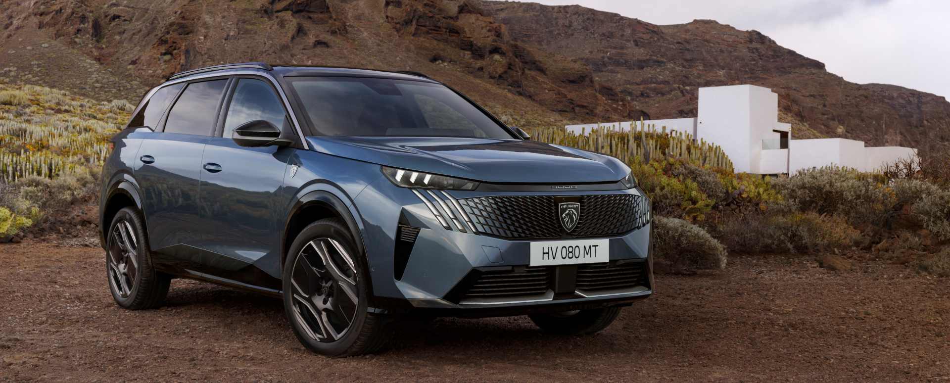 Peugeot E-5008 static in desert
