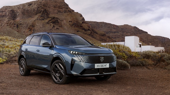 Peugeot E-5008 static in desert
