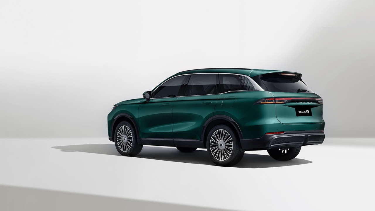 Chery Tiggo 9 rear left angle green studio background