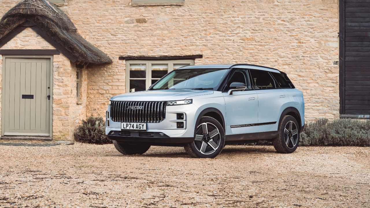 Jaecoo 7 front right silver outside house