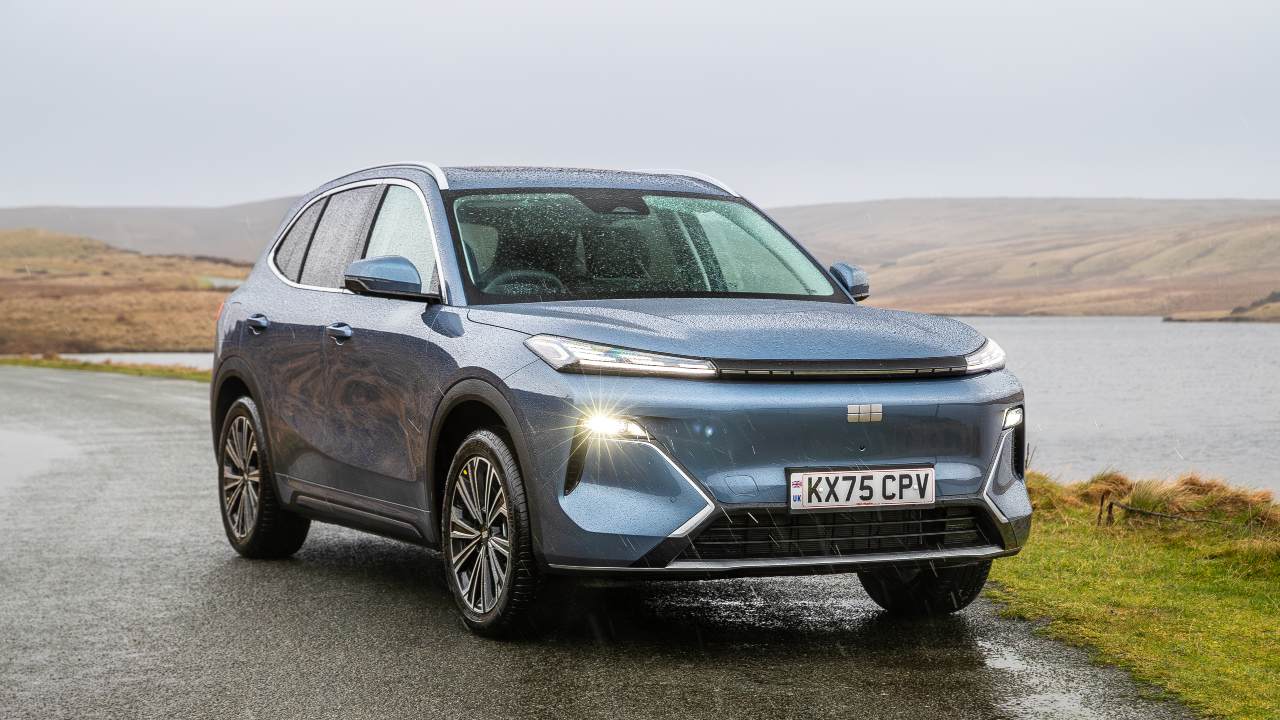 Geely Starray EM-i front left with mountain background
