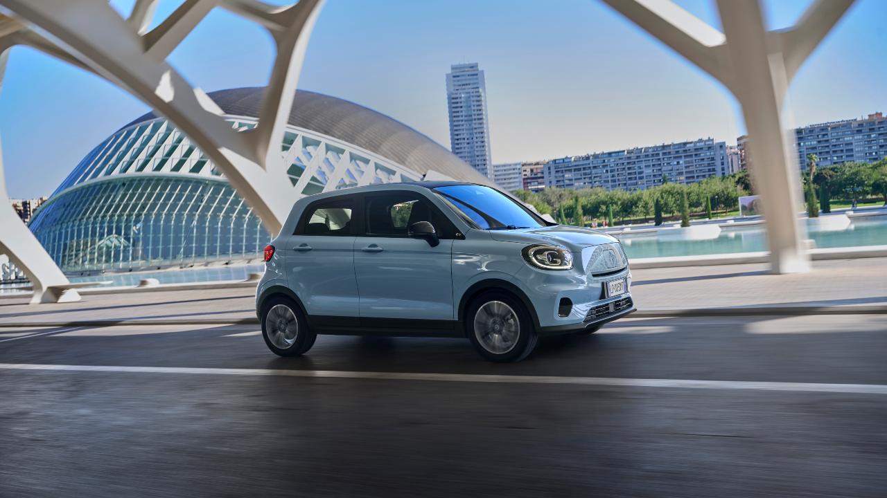 Leapmotor T03 driving side angle in modern city