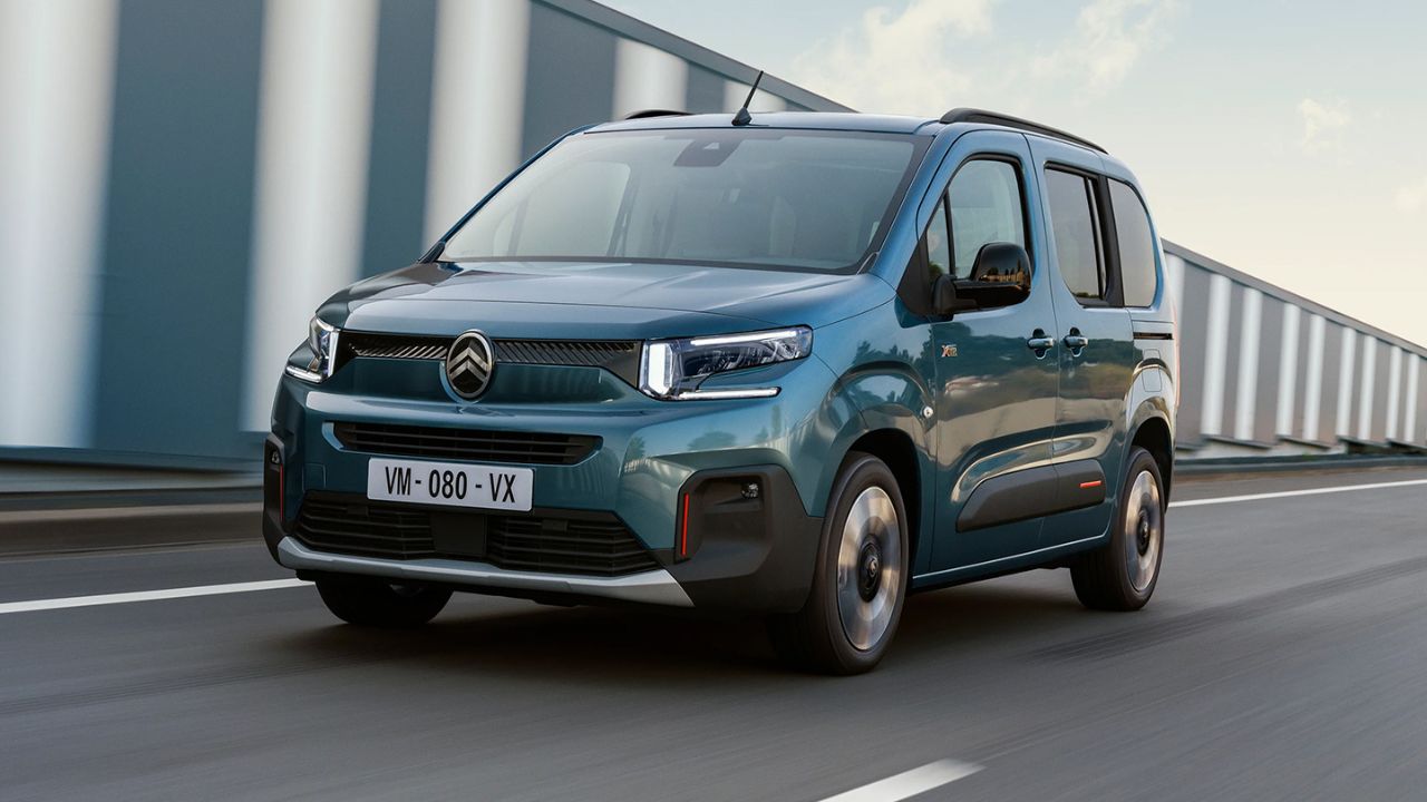 Blue e-Berlingo driving in the motorway