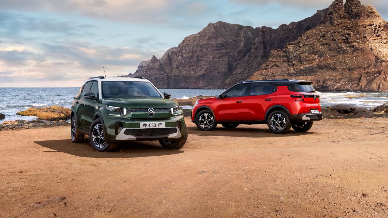 Citroen C3 Aircross pair on beach