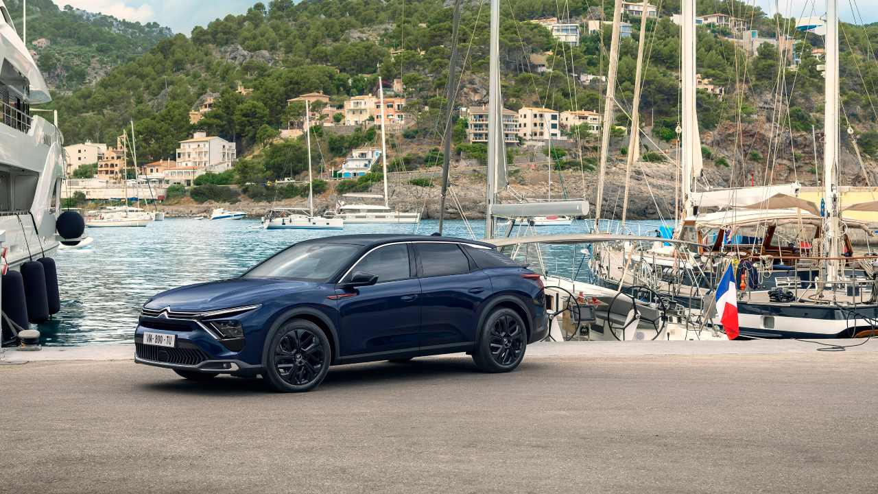 Citroen C5X near boats