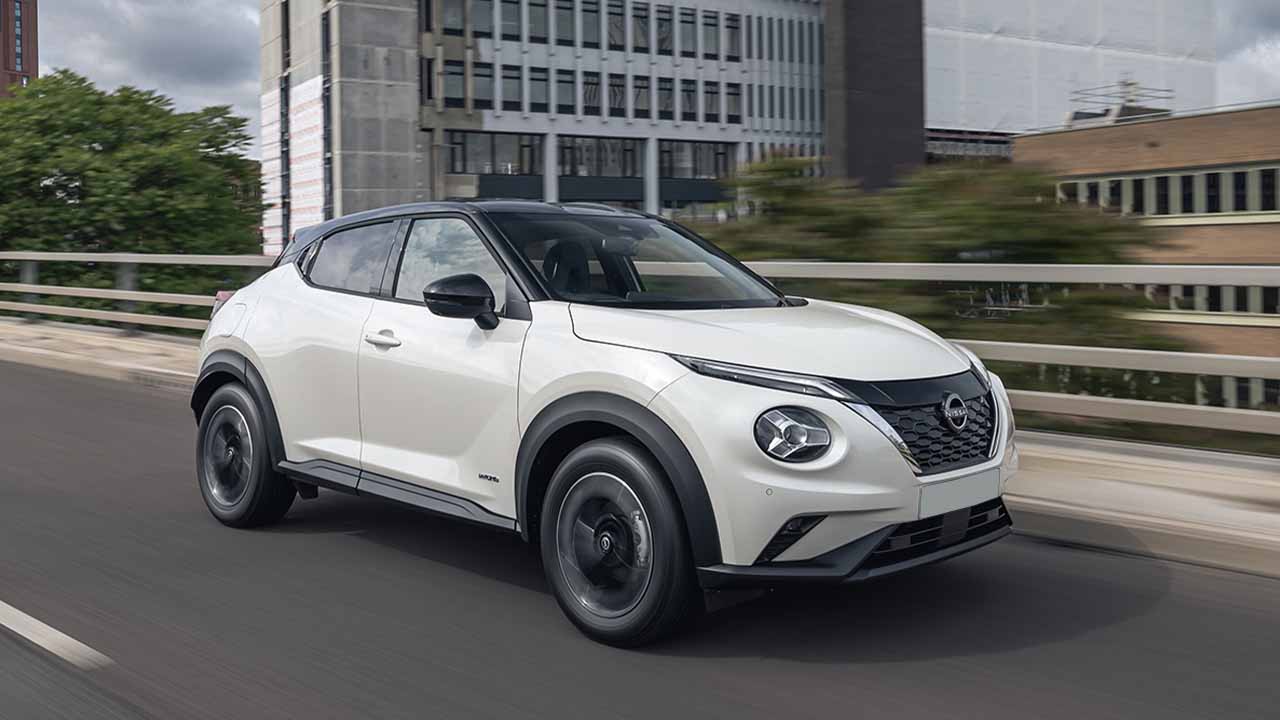 White Nissan Juke driving in the city