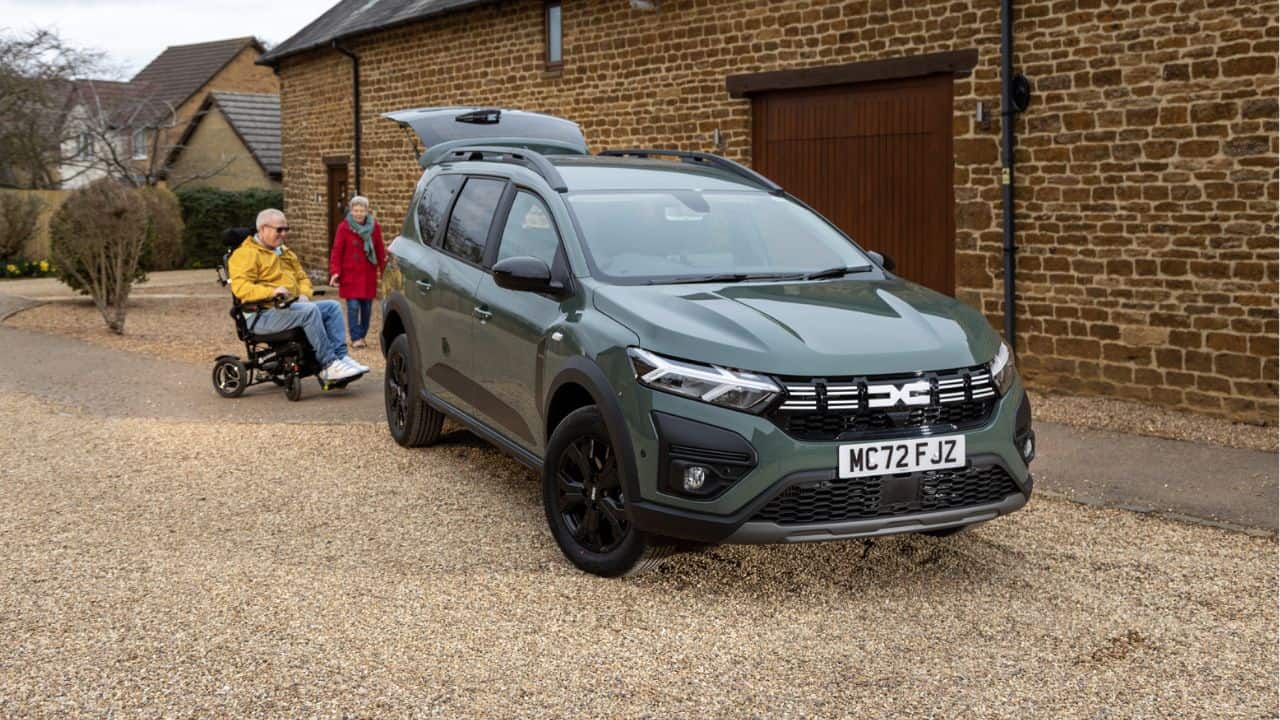 Dacia Jogger parked in front of a brick house