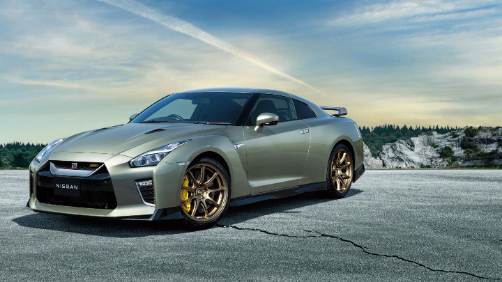 Green Nissan GT-R static