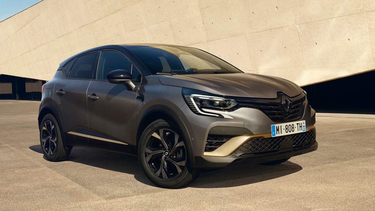 Renault Captur parked in front of a beige wall