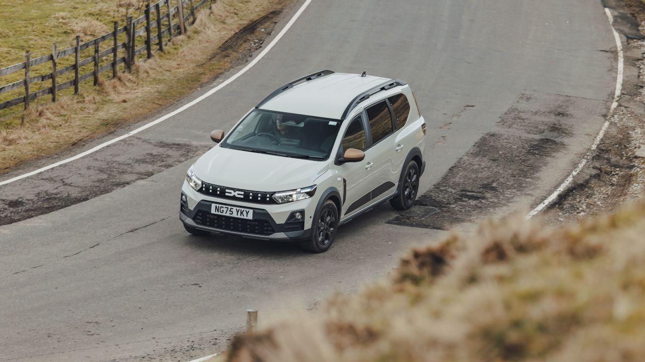 Dacia Jogger driving round corner