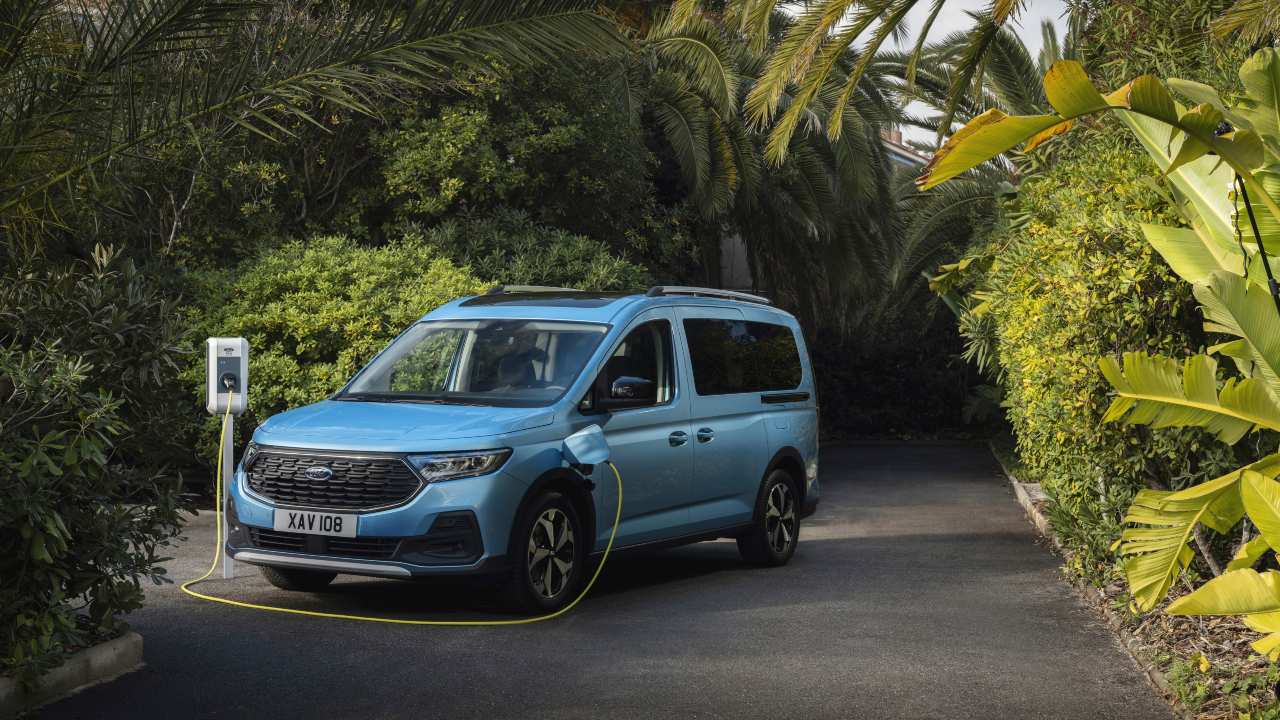 Ford Tourneo Connect blue charging