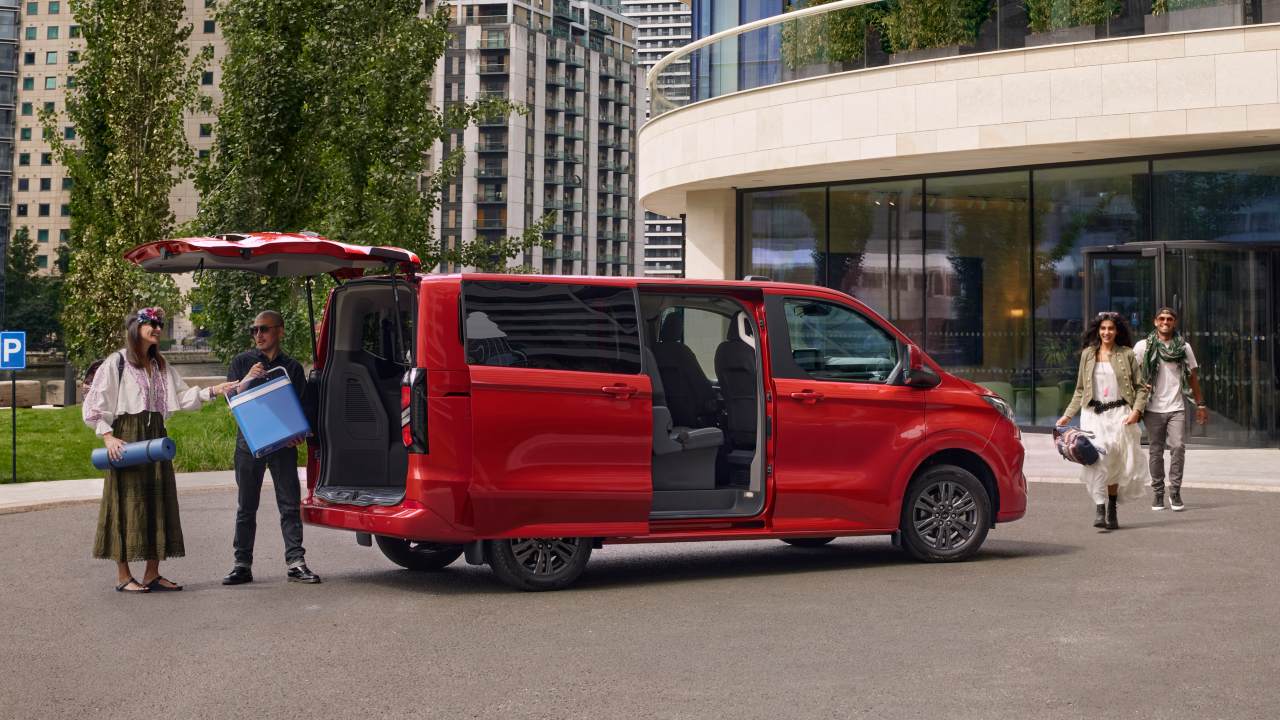 Ford Tourneo Custom red doors open