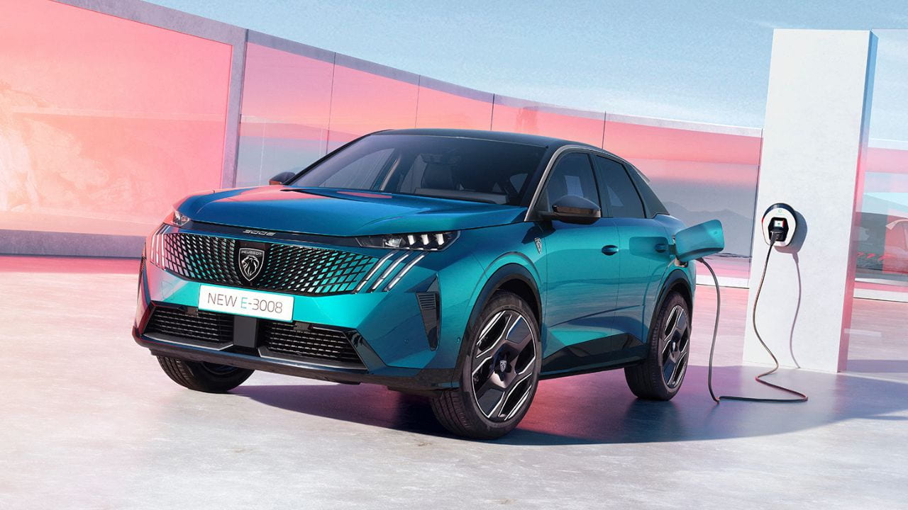 Blue Peugeot 3008 charging in front of a pink class background