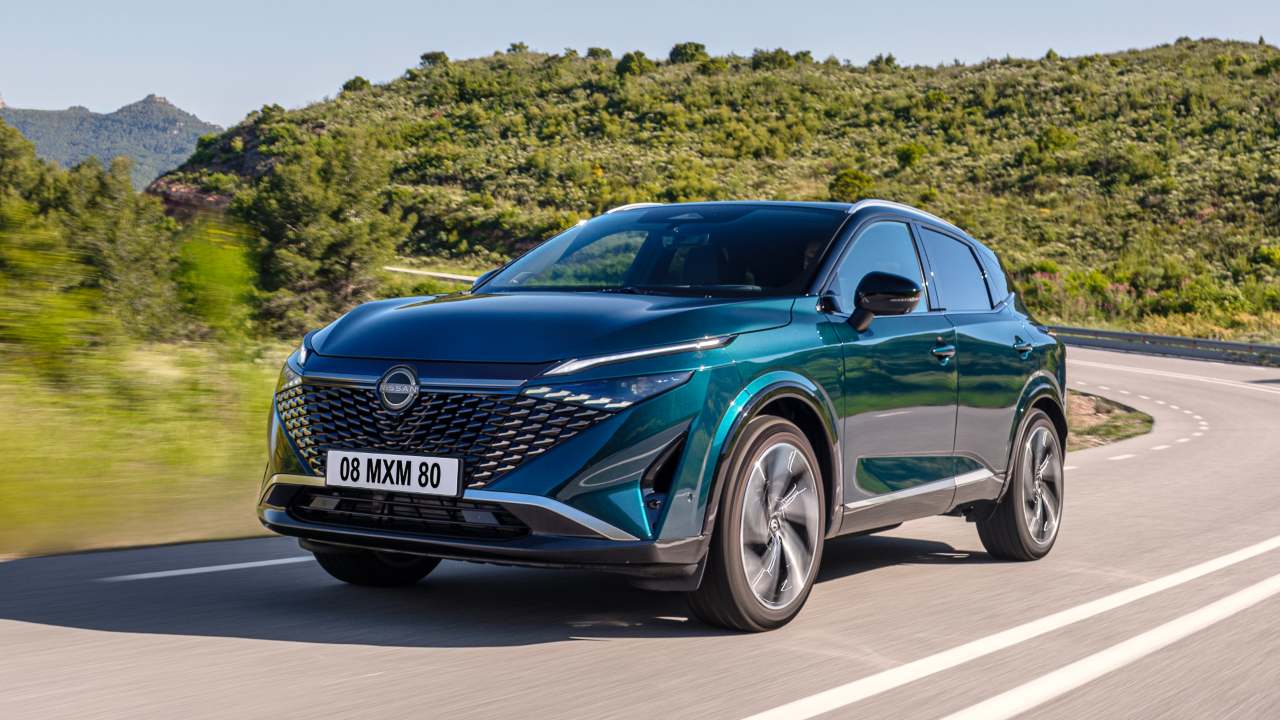 Blue Nissan Qashqai Exterior Front Driving