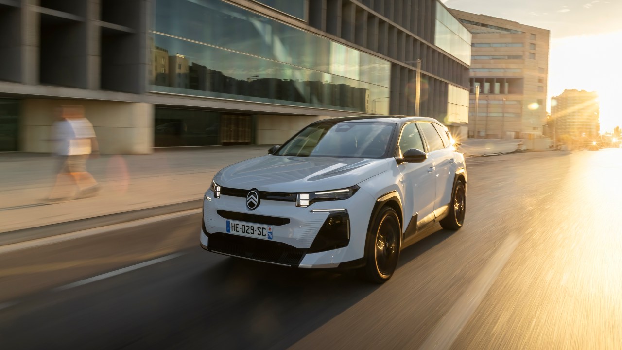 Citroen C5 Aircross white driving