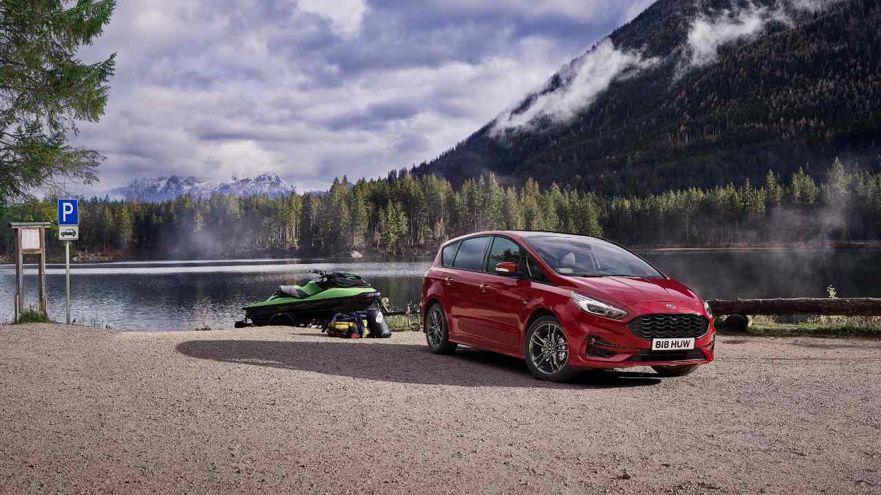 Ford S-Max towing jetski mountain range