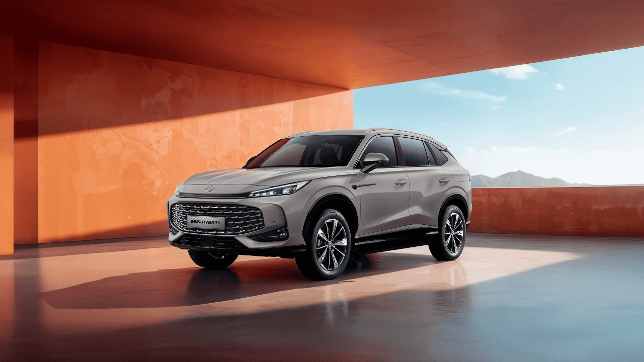 grey MG HS front right