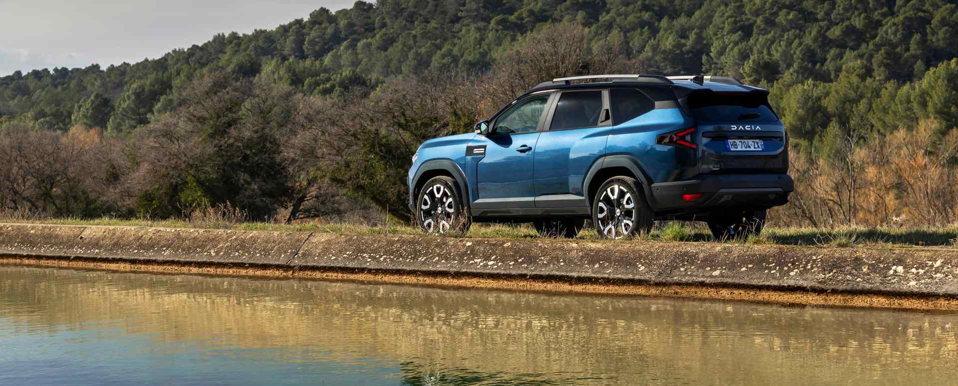 Blue Dacia Bigster water