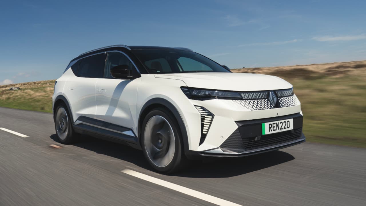 Renault Scenic E-Tech Driving in White