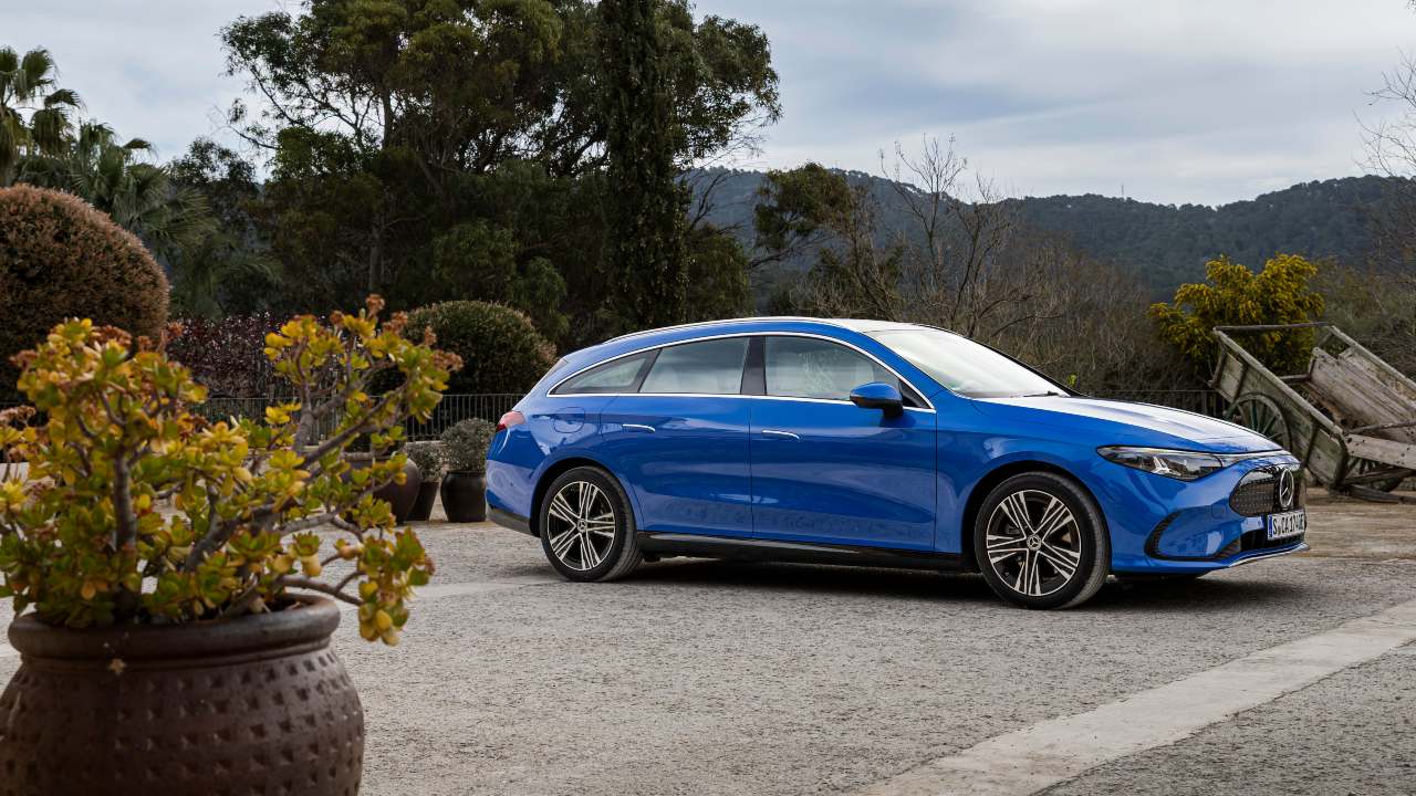 Mercedes-benz CLA blue estate
