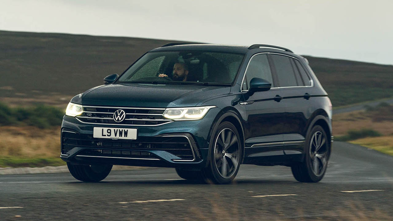 Volkswagen Tiguan, driving shot, countryside background