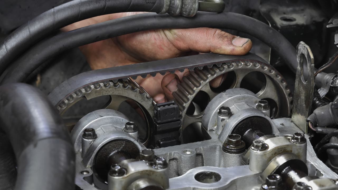 Una cinghia di distribuzione di un motore d'auto (foto illustrativa)