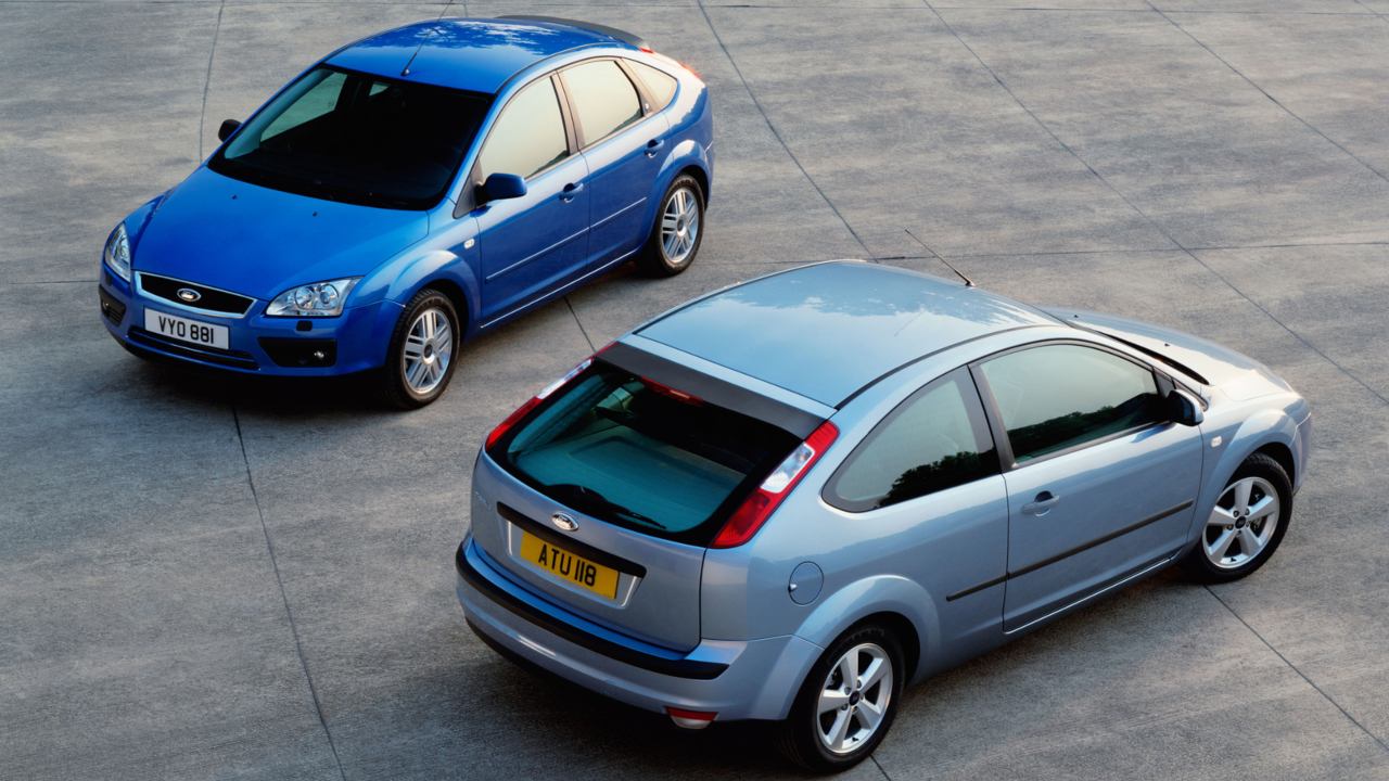 Pair of Ford Focus MK2 hatchbacks