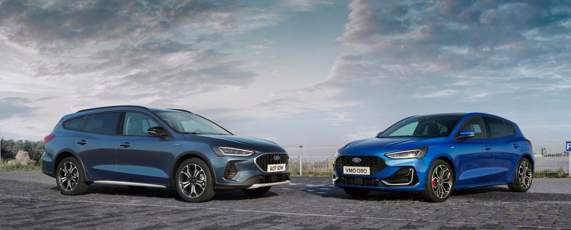 Pair of Ford Focuses one estate one hatch in blue