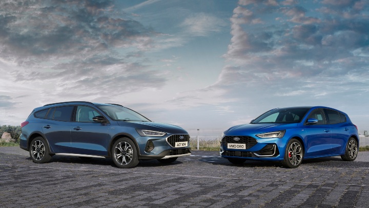 Pair of Ford Focuses one estate one hatch in blue