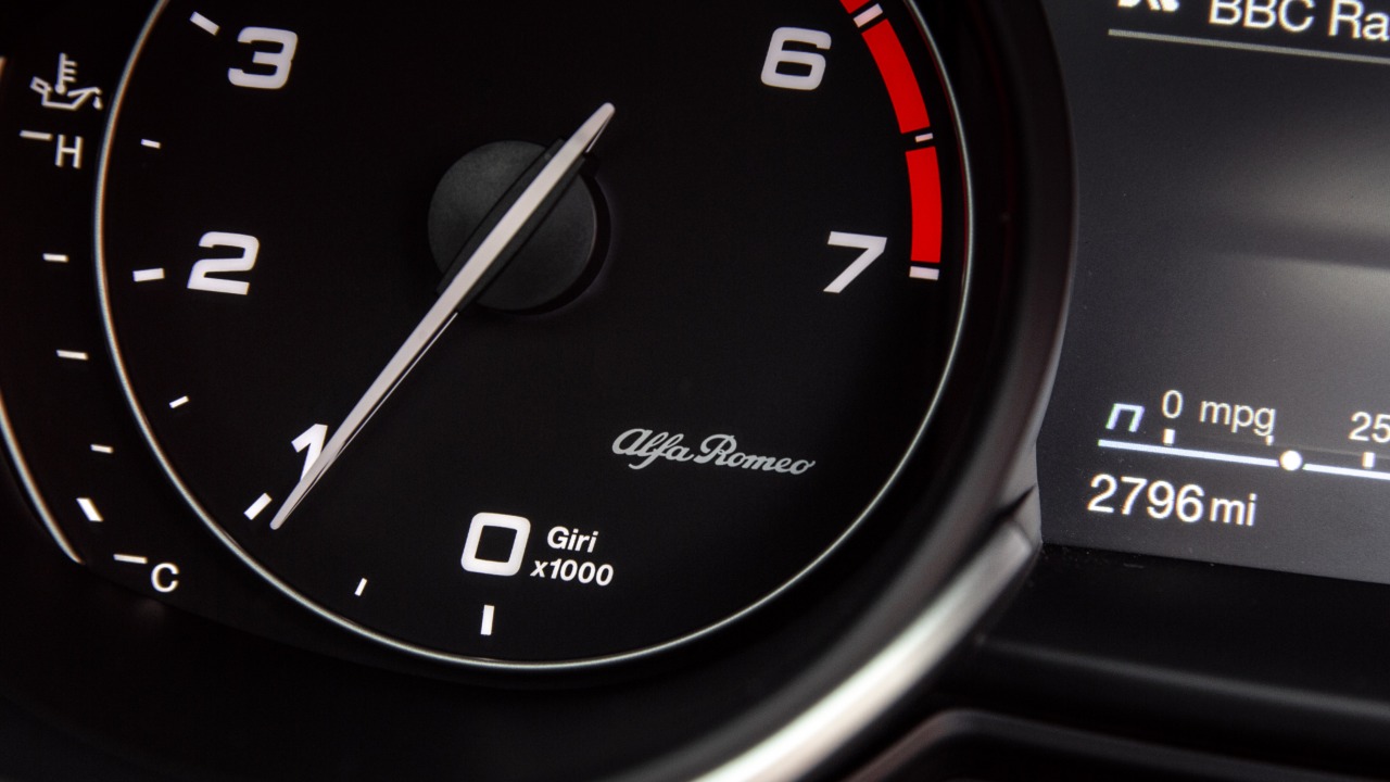 Alfa Romeo gauges idling