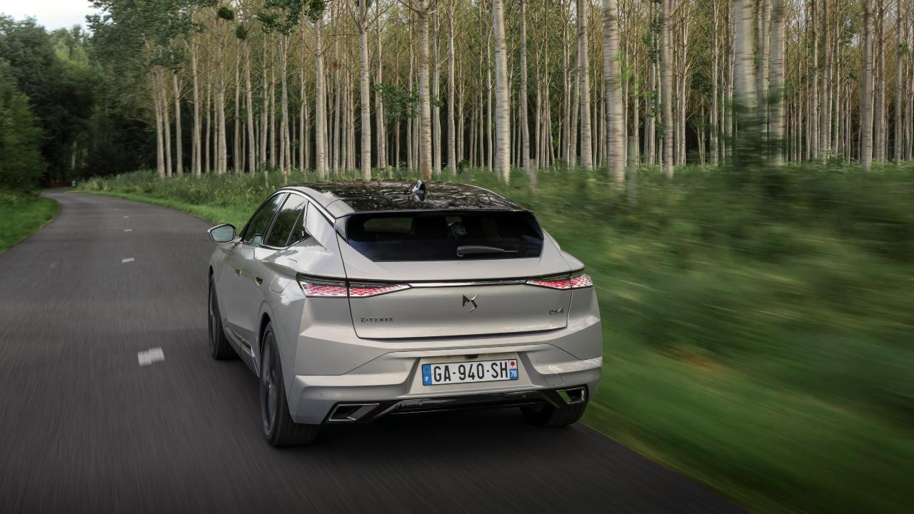 DS 4 E-Tense Drivign rear through forest