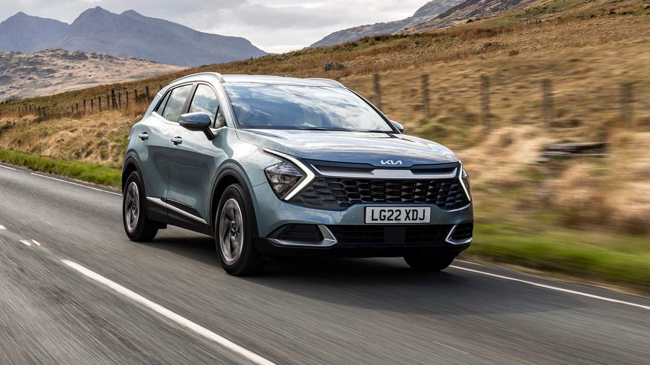 Green Kia Sportage and Black Kia Sorento side by side