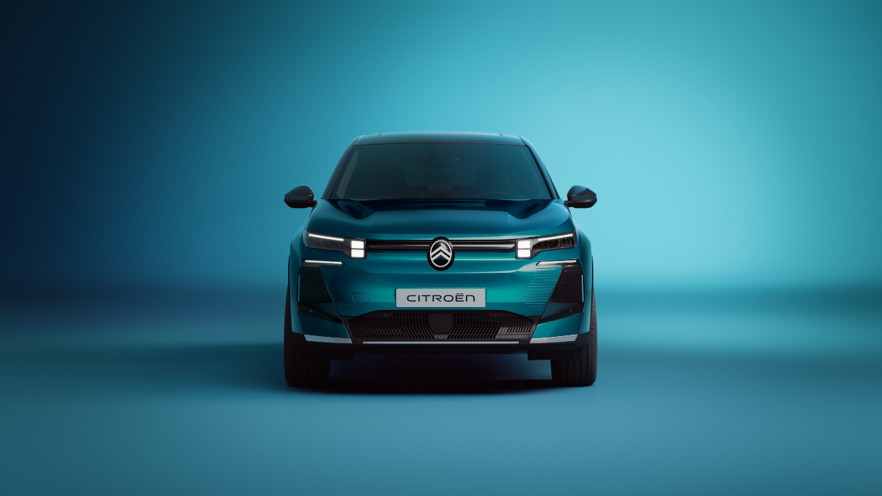 Front view of a Citroën C5 Aircross in a blue studio environment