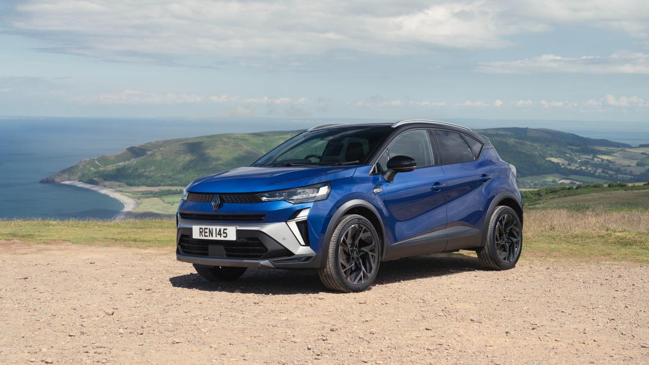 Blue Renault Captur parked at a coastal viewpoint overlooking the sea