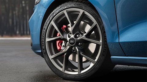 Blue Ford Focus ST alloy wheel