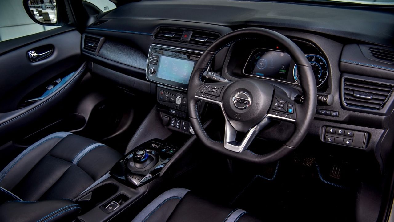 Nissan LEAF's Steering wheel and infotainment system