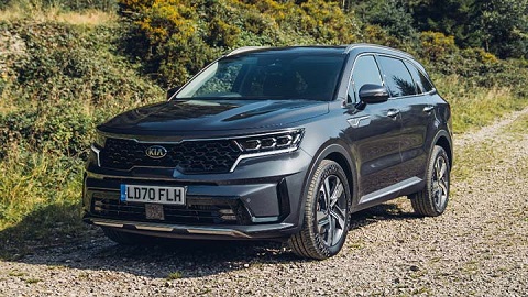 Kia Sorento, parked in countryside