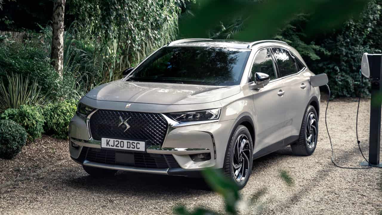 DS 7 Exterior Front Driving