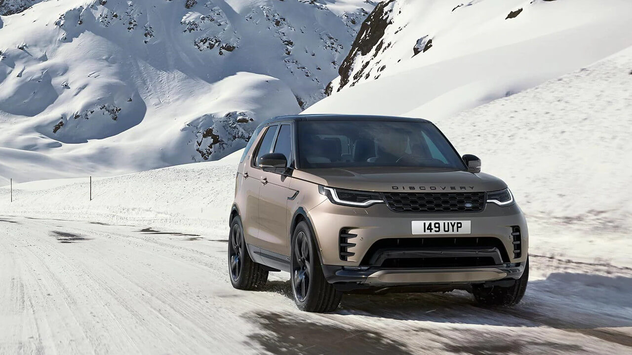 Land Rover Discovery Driving in Snow